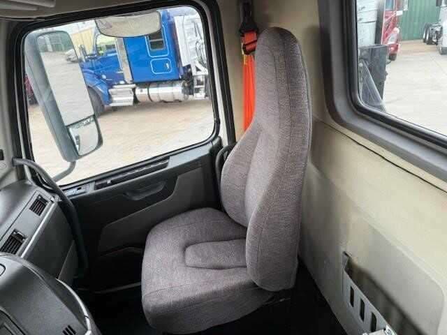 2020 Volvo VNR image 9