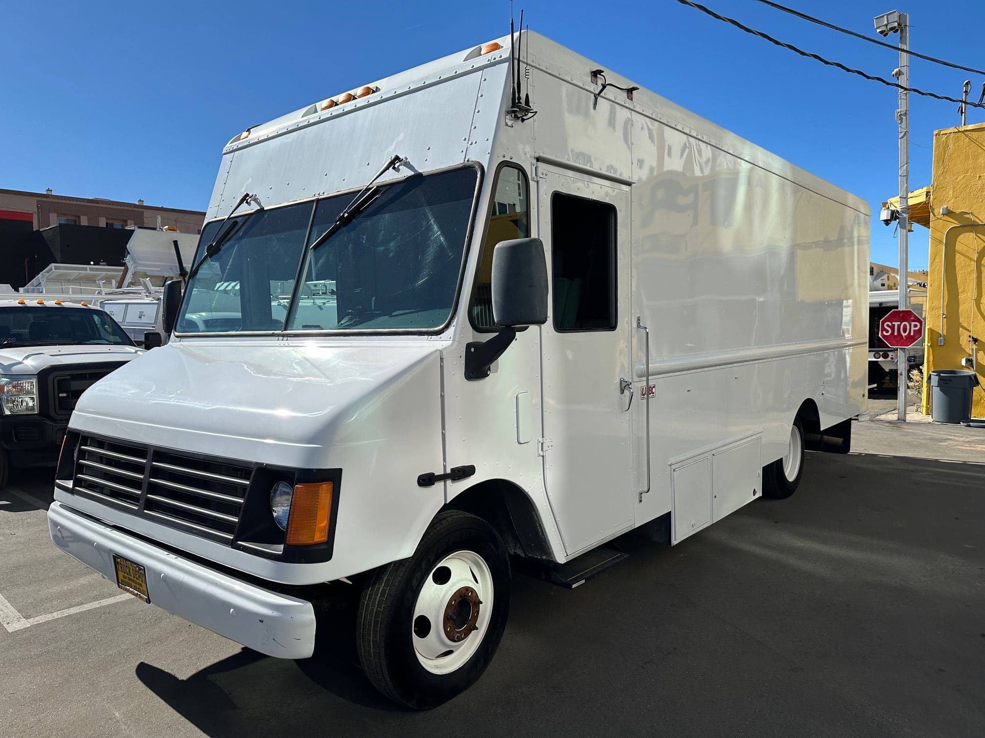 2002 WORKHORSE Step Van with Handicap Lift image 8