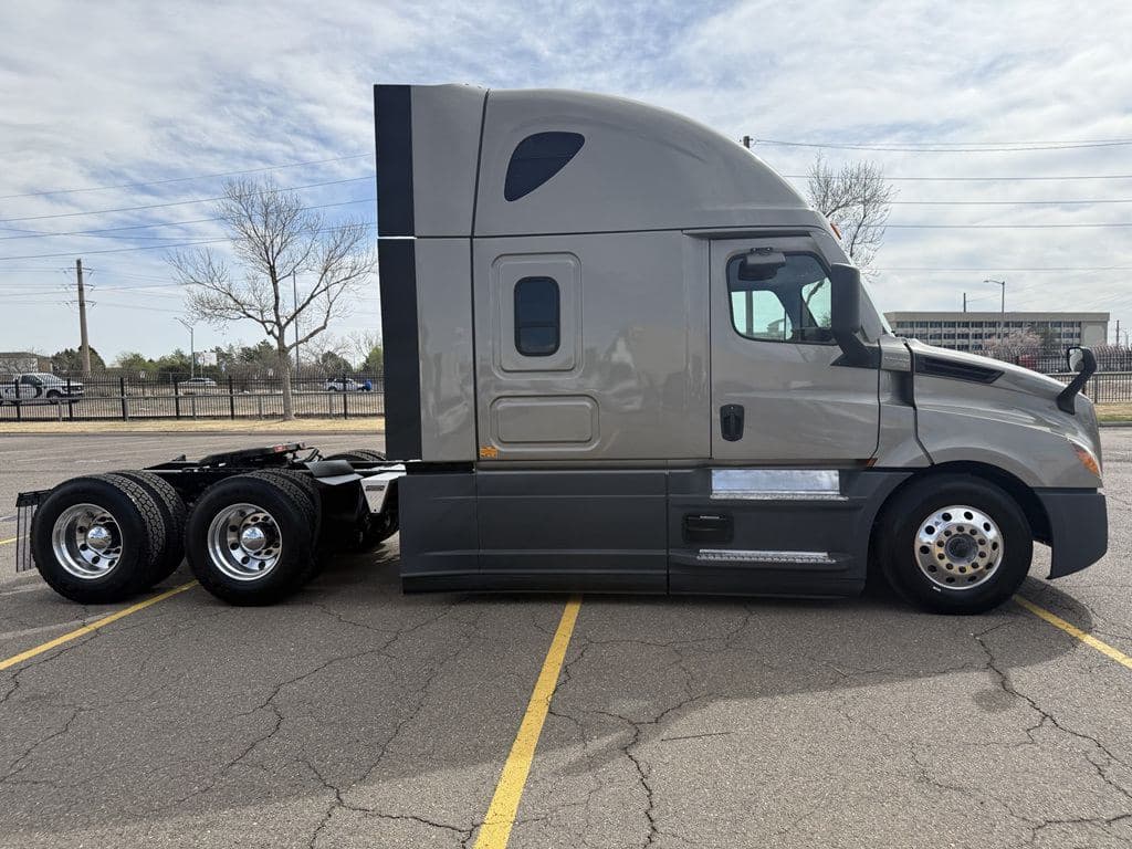 Used 2024 FREIGHTLINER PT126064ST image 5
