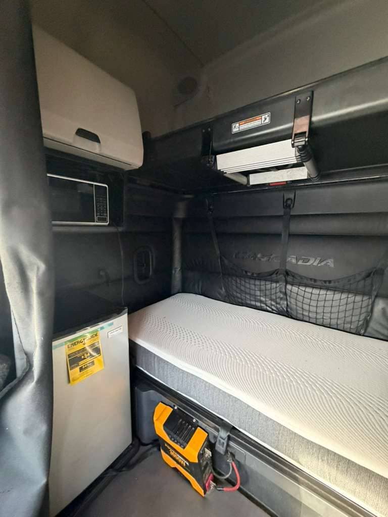 2024 Freightliner Cascadia image 11