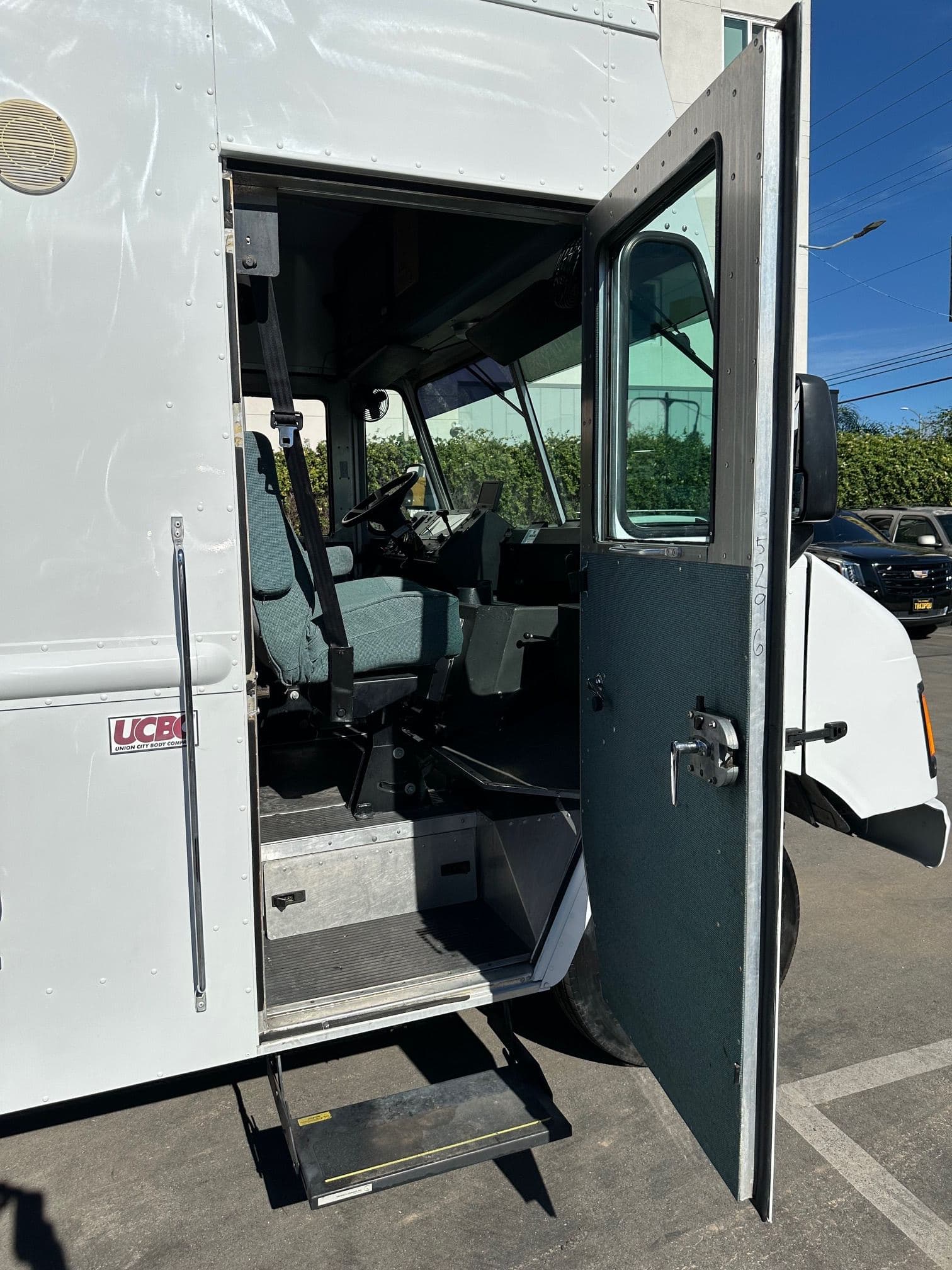 2002 WORKHORSE Step Van with Handicap Lift image 10