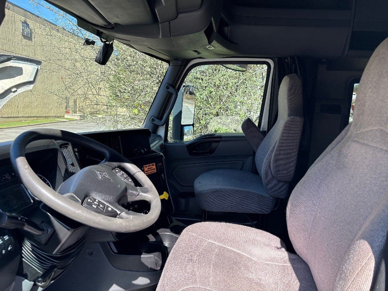 2018 International LT625 image 19