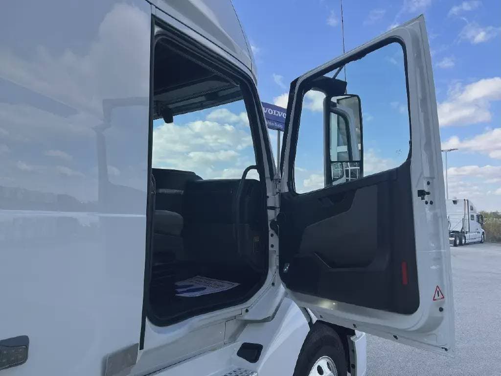 2022 Volvo VNL image 8