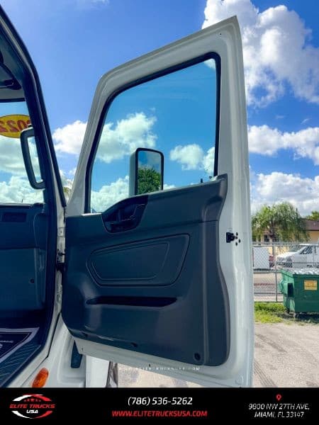 2022 International LT625 image 26