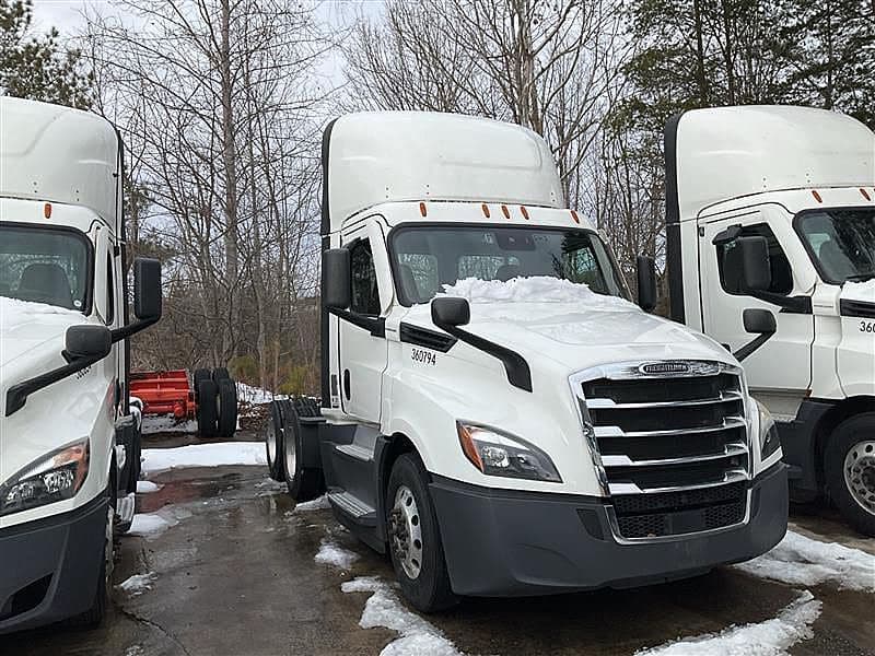 2021 Freightliner Cascadia 126 image 2