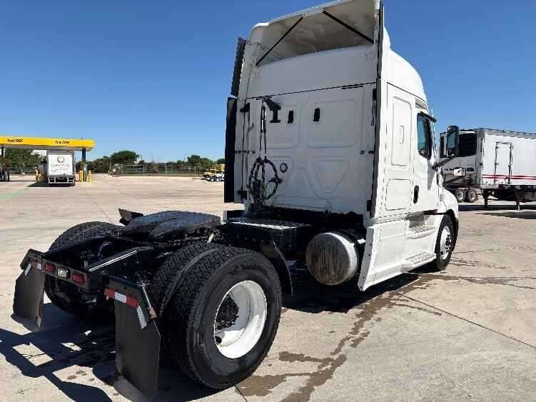 Used 2020 FREIGHTLINER CASCADIA 126 Conventional - Sleeper Truck in FORT WORTH, TX image 6