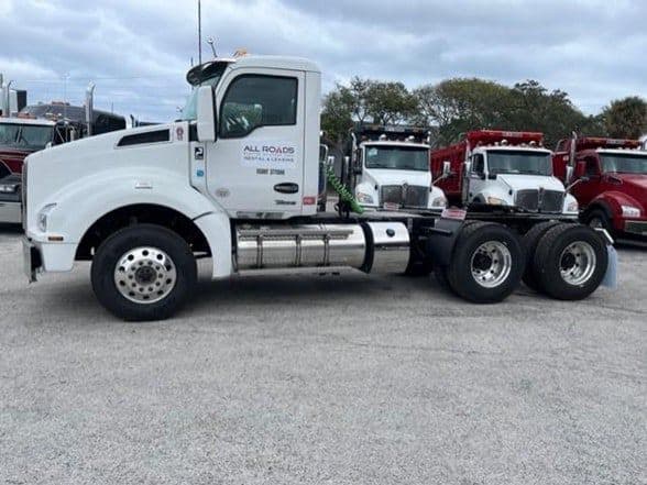 2025 Kenworth T880 image 2