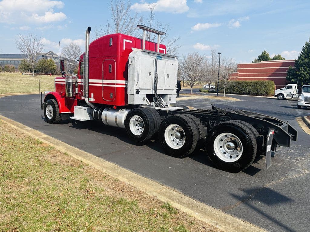 Used 2021 PETERBILT 389 image 3