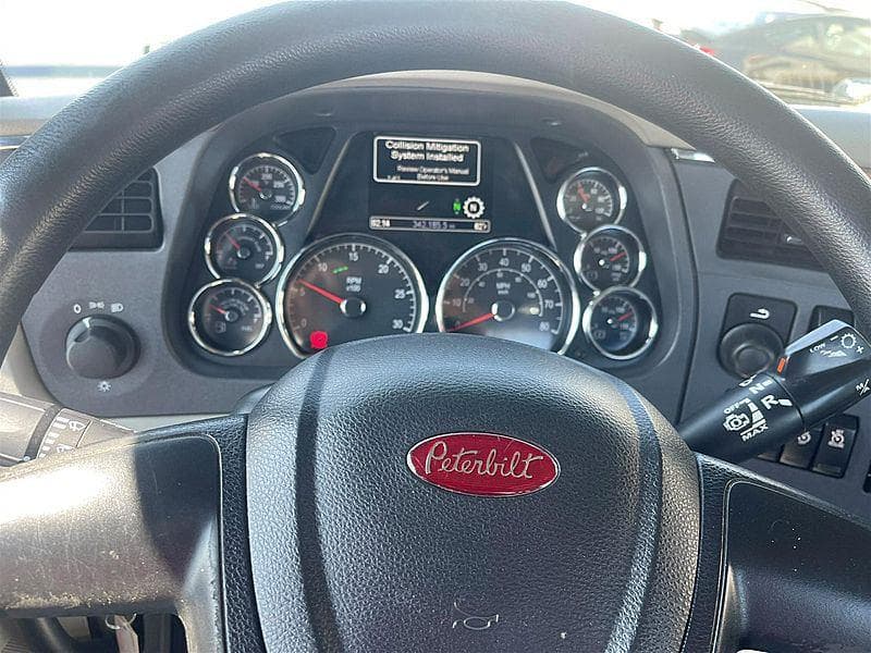 2020 Peterbilt 579 image 12