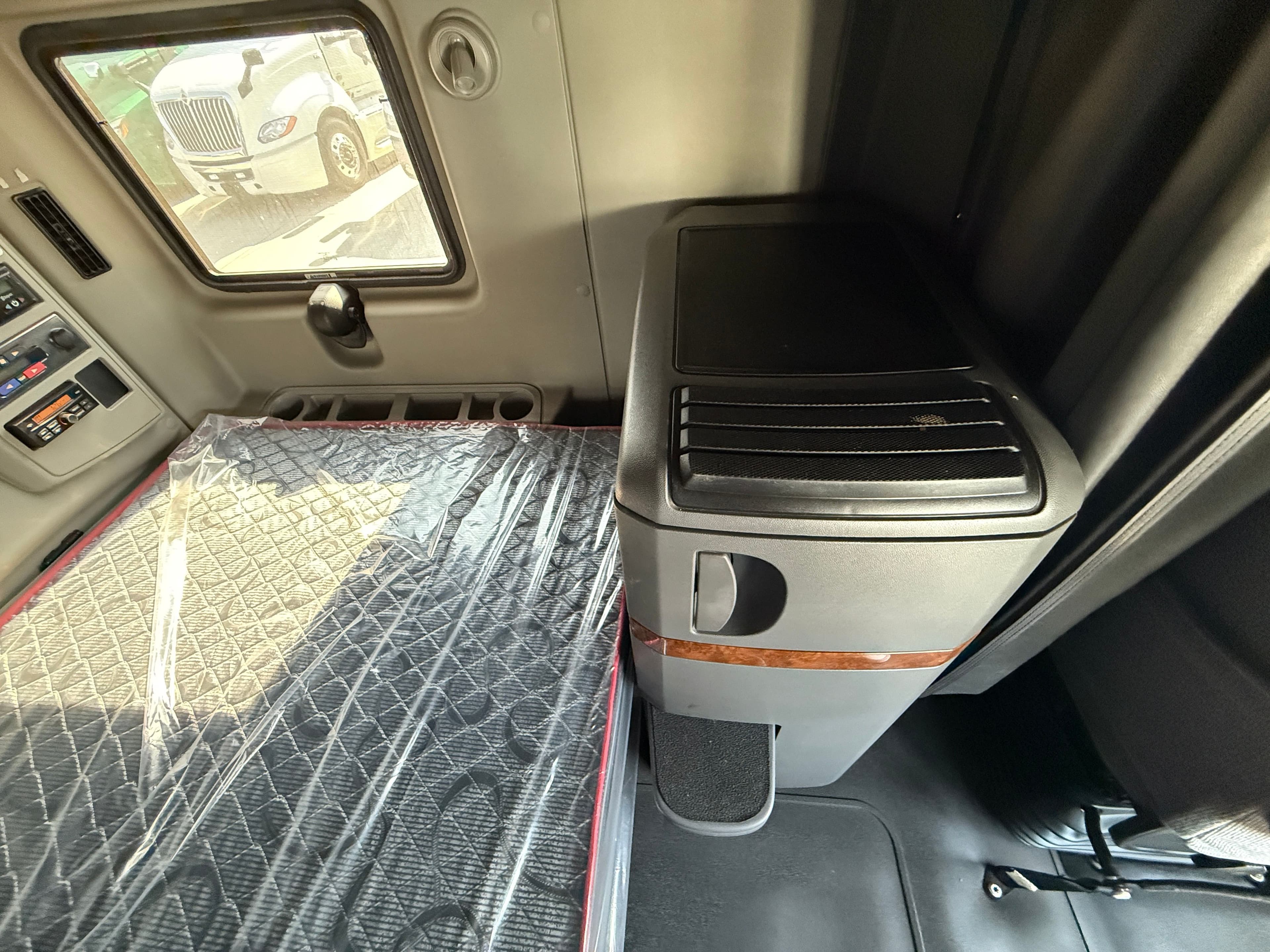 2021 International LT625 image 16