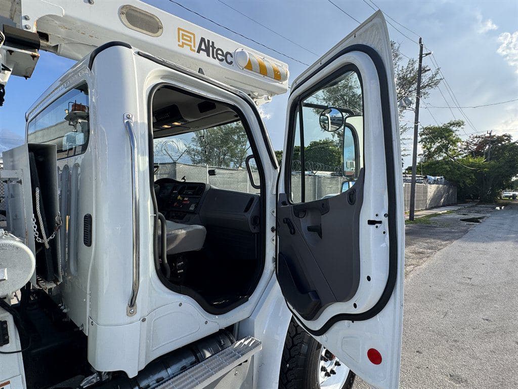 2016 Freightliner M2 106 image 52