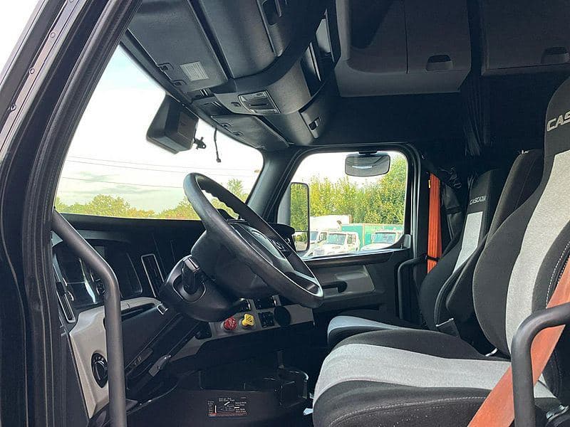 2021 Freightliner Cascadia 126 image 4