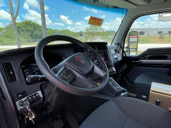 2025 Kenworth T880 image 18