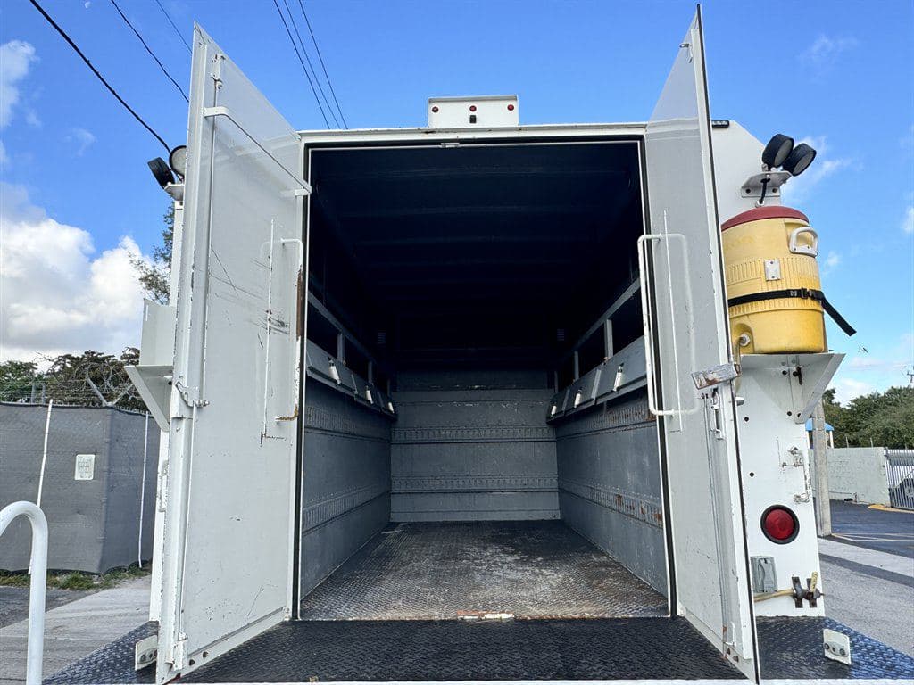 2014 Freightliner M2 106 image 27