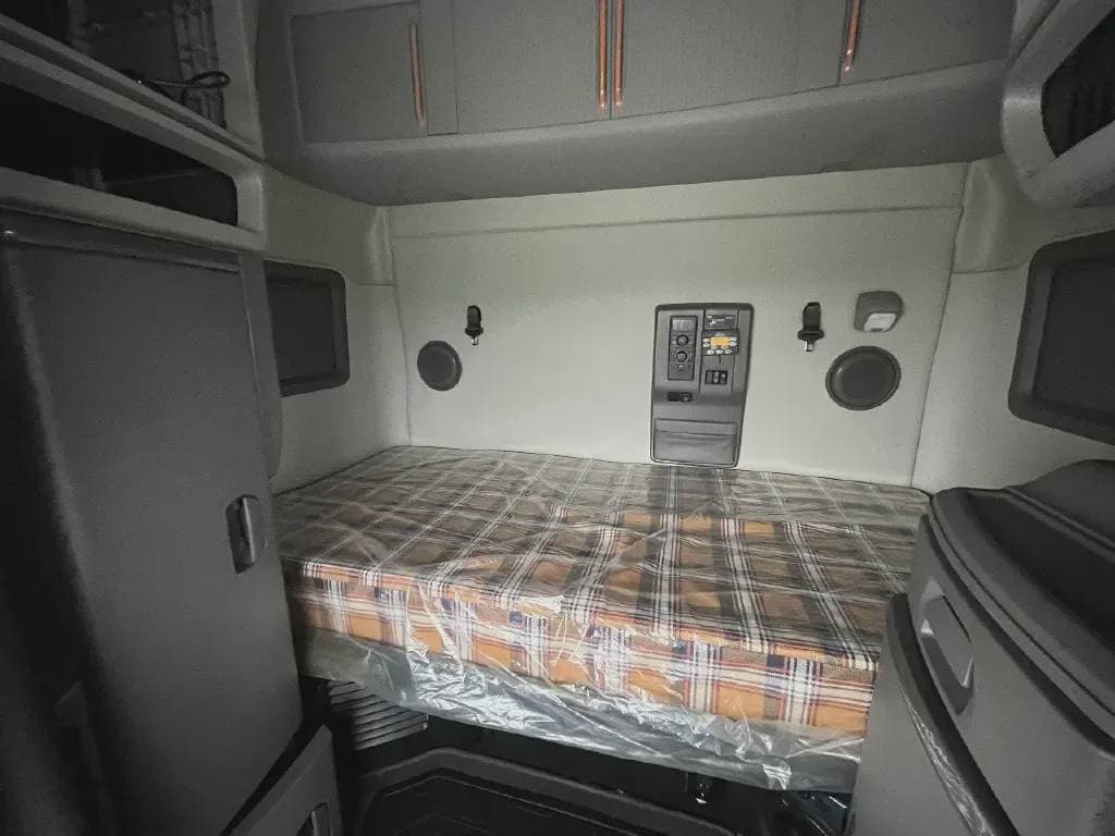 2022 Volvo VNL image 7