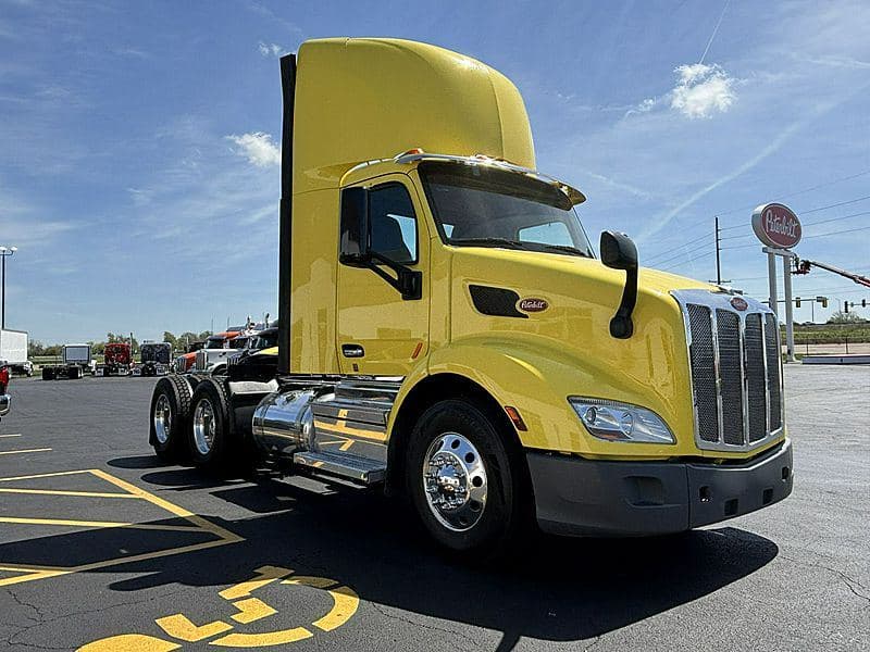 2021 Peterbilt 579 image 2
