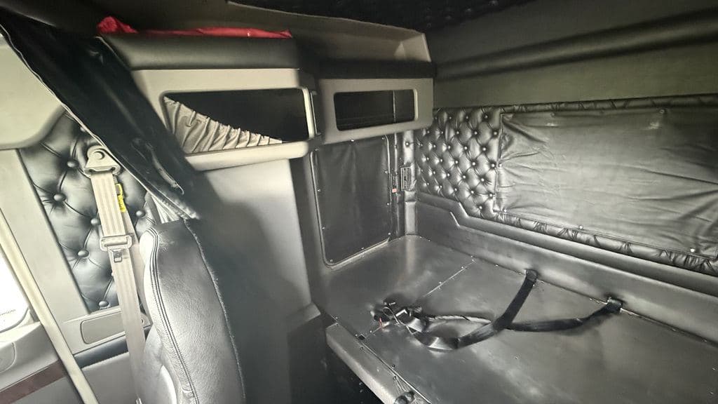 Used 2023 KENWORTH W900L image 17