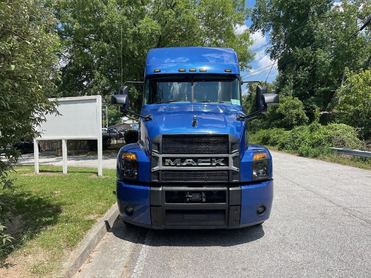 2019 Mack Anthem image 8