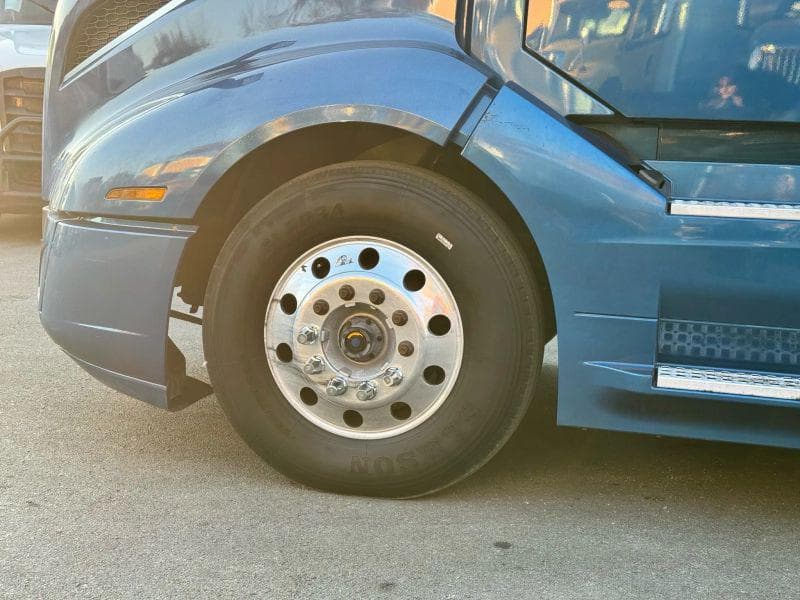 2020 Volvo VNL image 10