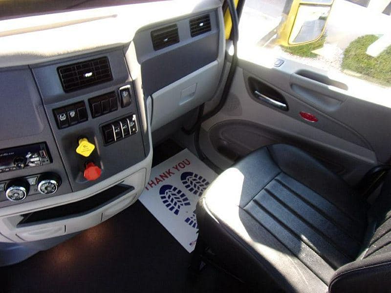 2021 Peterbilt 579 image 11