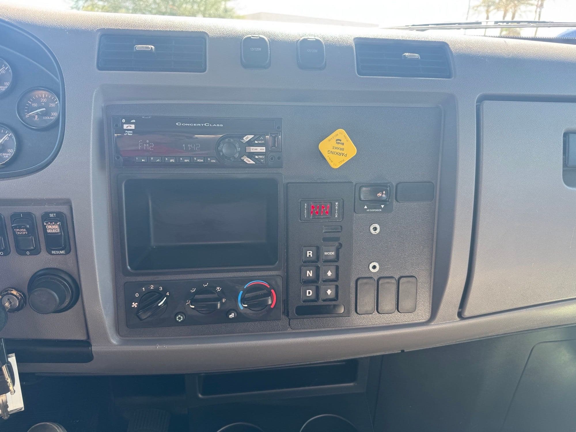 2019 Peterbilt 330 image 9