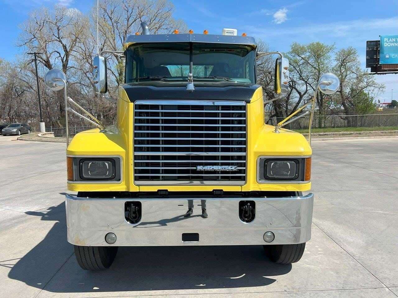 Used 2020 MACK PINNACLE Conventional - Day Cab image 2