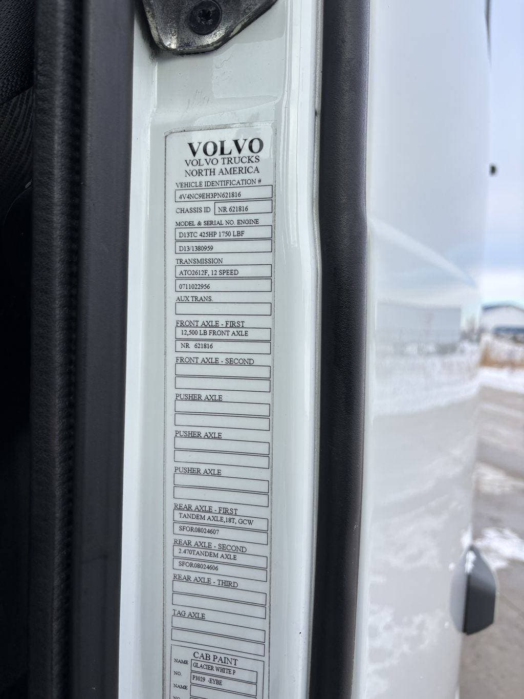 2023 Volvo VNL image 15