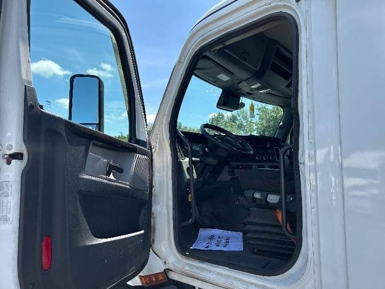 2022 Freightliner Cascadia image 9