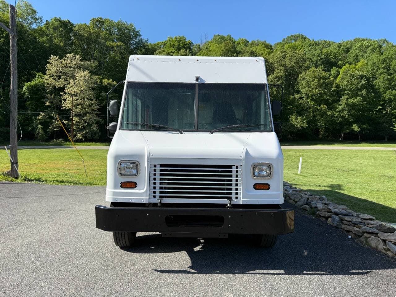 2019 Ford Stripped Chassis image 3