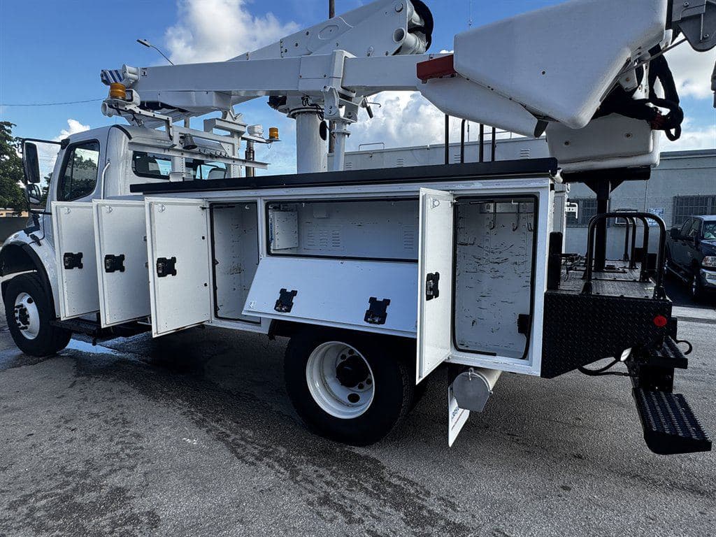 2017 Freightliner M2-106 image 28