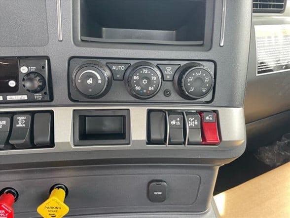 2025 Kenworth T880 image 26