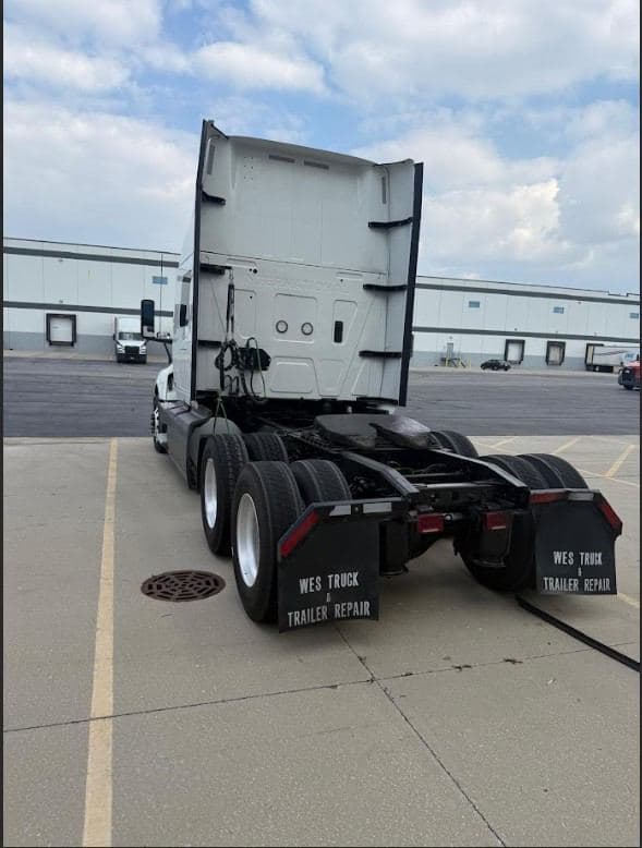 2020 International LT625 image 7