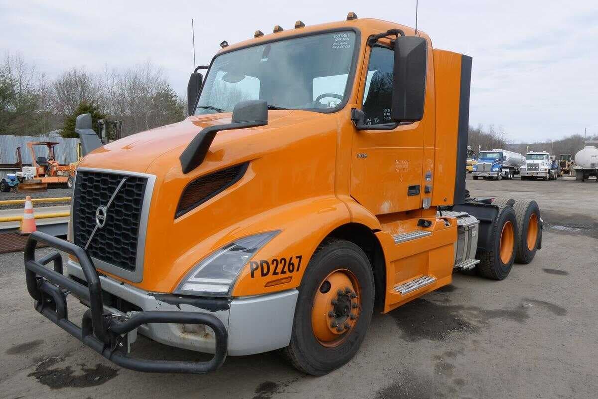 2020 Volvo VNR640 image 1
