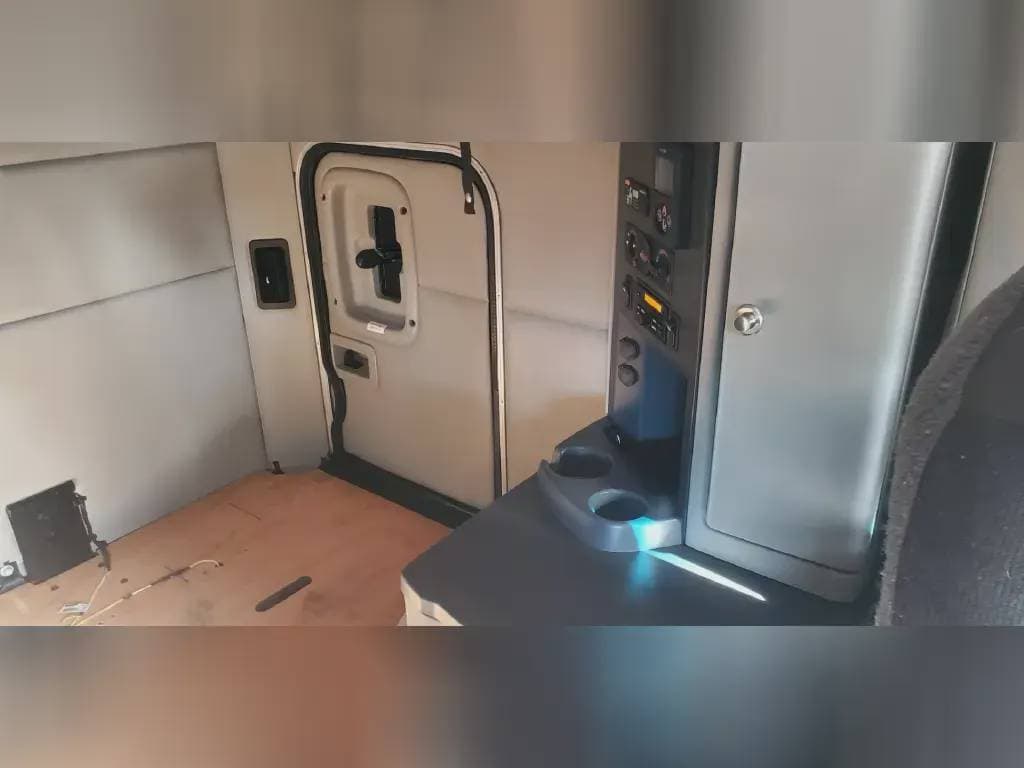 2022 Peterbilt 579 image 6