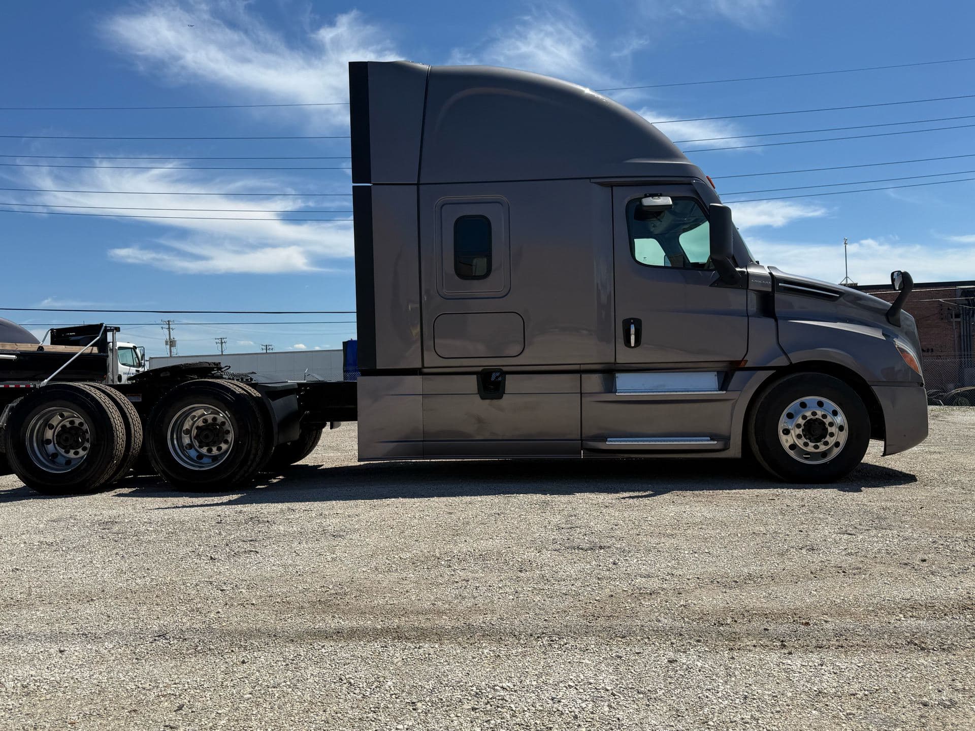 2023 Freightliner - 438k - 14k Hours! image 11