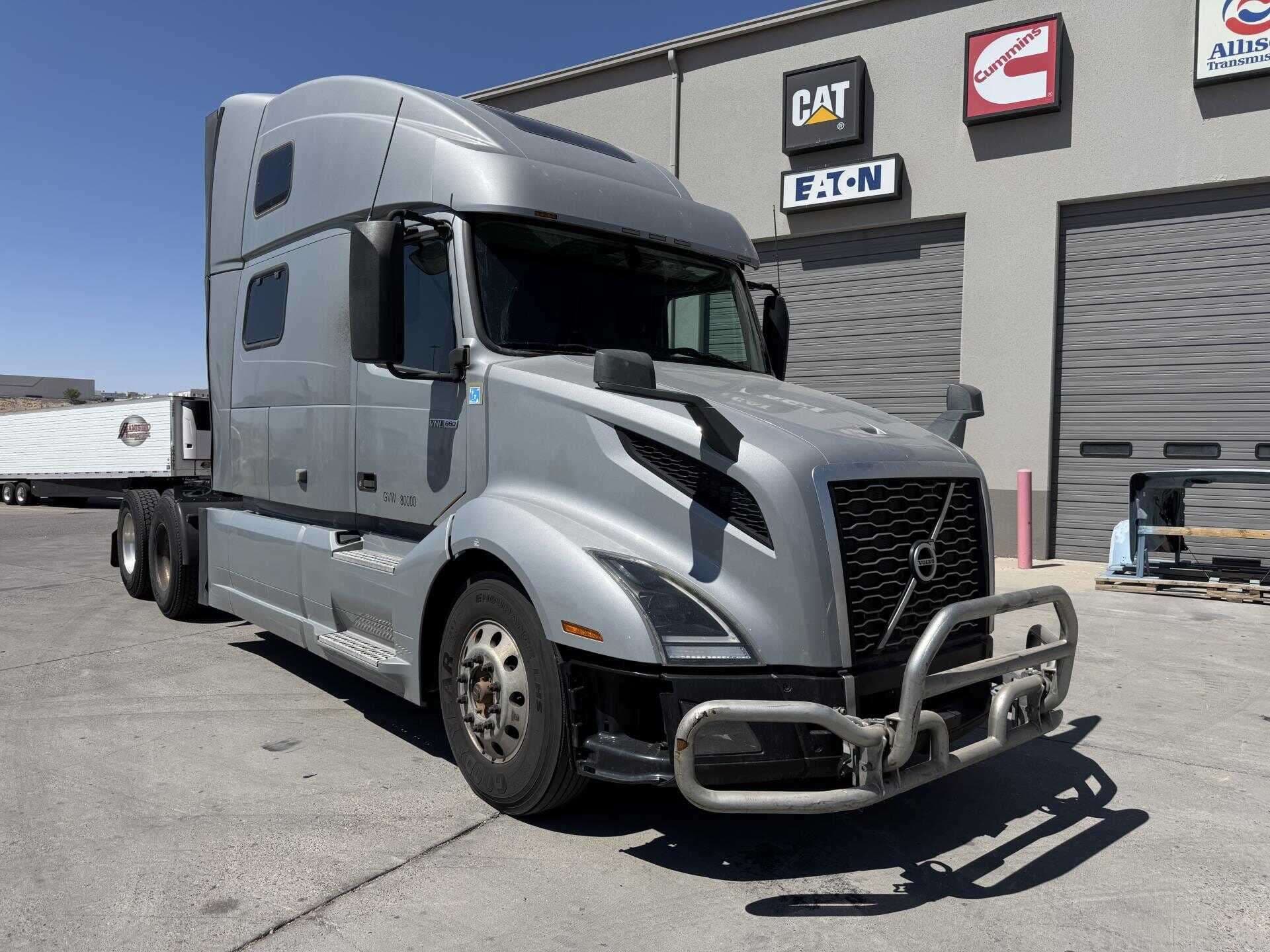 2020 Volvo VNL image 2