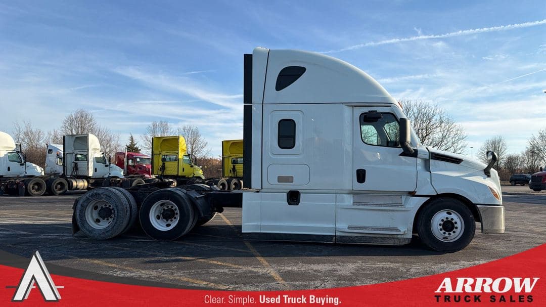 2023 Freightliner Cascadia image 2