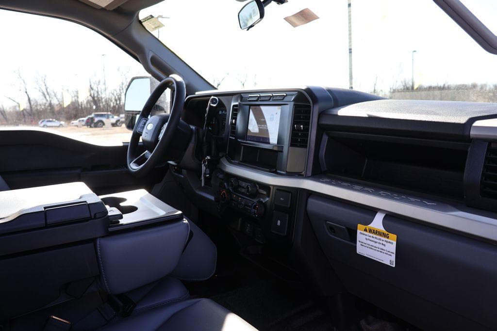 2024 Ford F-550SD XL Cab Chassis image 15