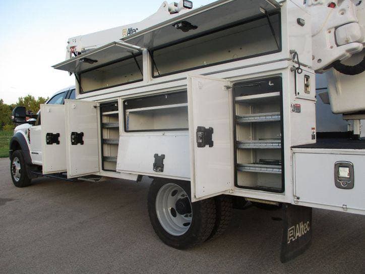 2018 Ford F550 SUPER CAB BUCKET TRUCK 4X4 image 24