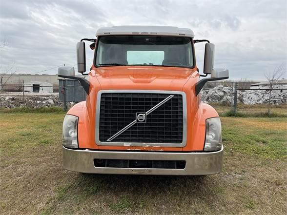 2015 Volvo VNL670 image 2
