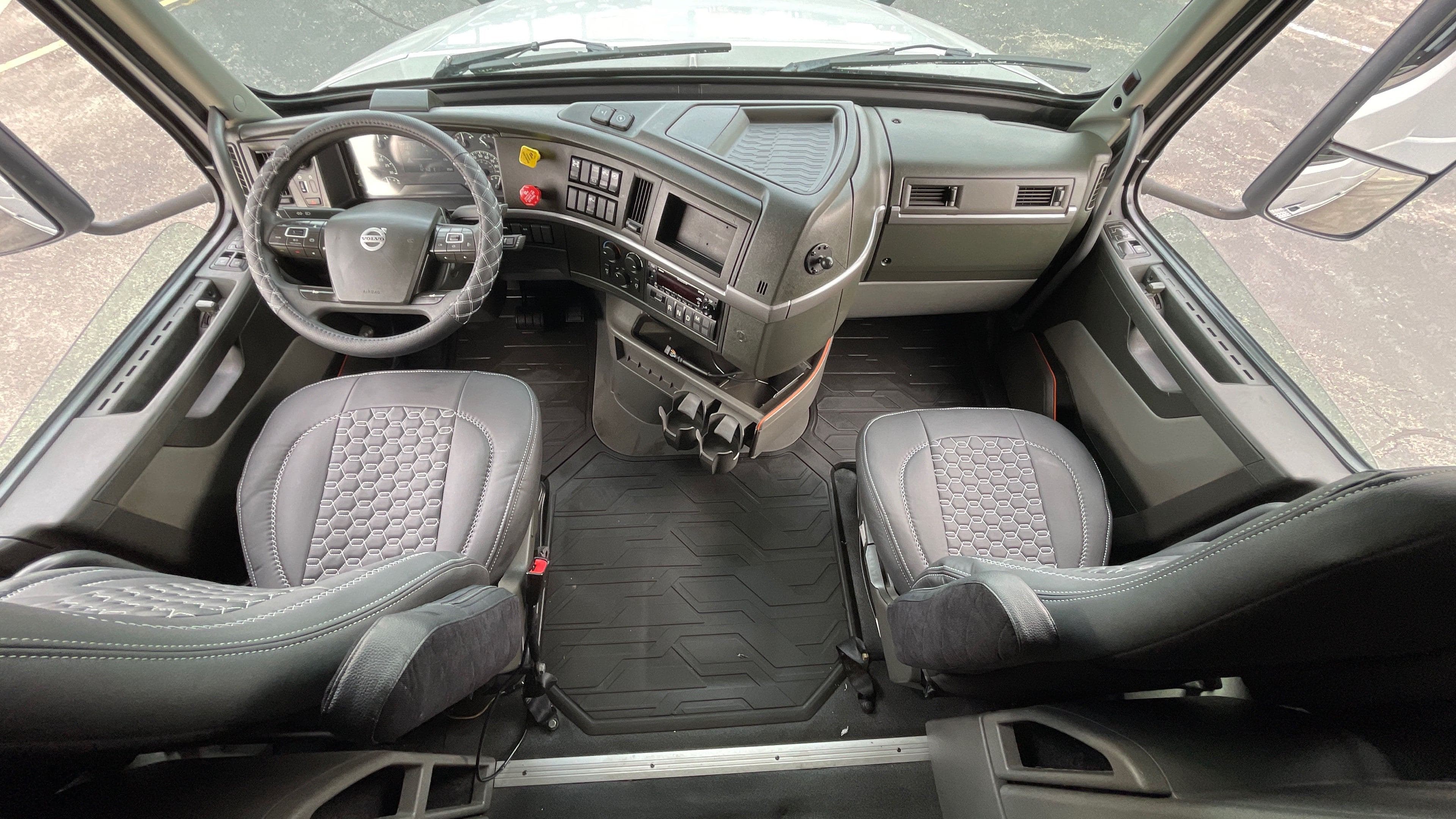 2022 Volvo VNL860 image 2