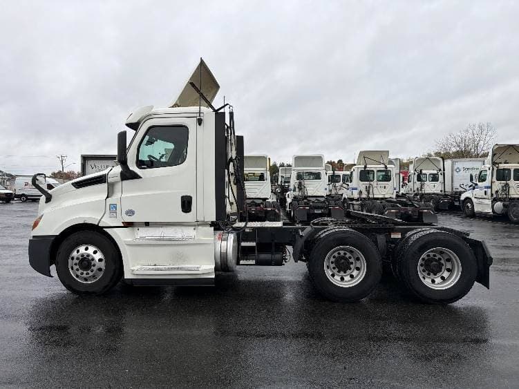 2019 Freightliner Cascadia 126 Day Cab Truck - 435HP, 12 Speed Automatic image 4
