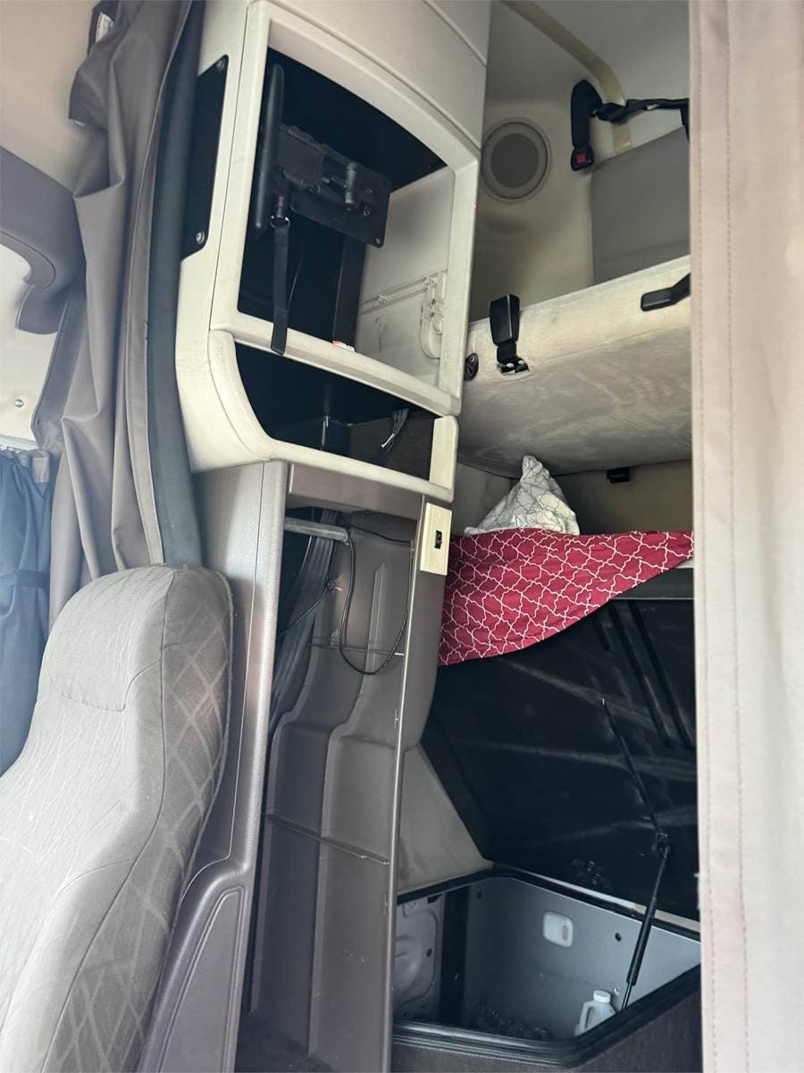 2016 Volvo VNL64T670 image 5