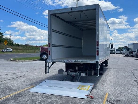 2025 Isuzu NRR image 16