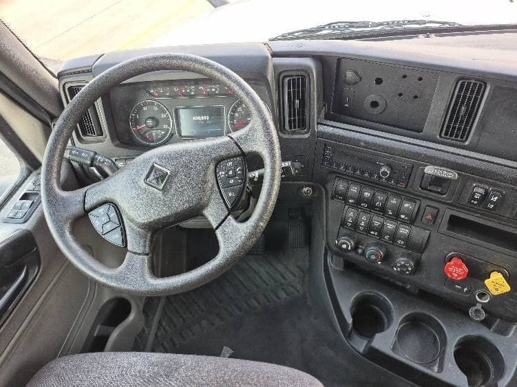 2023 International LT625 Sleeper Semi Truck - 73" Integral Sleeper, Cummins 450HP, 12 Speed Automatic image 4