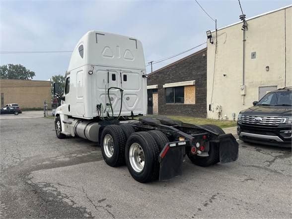 2016 Freightliner Cascadia image 9