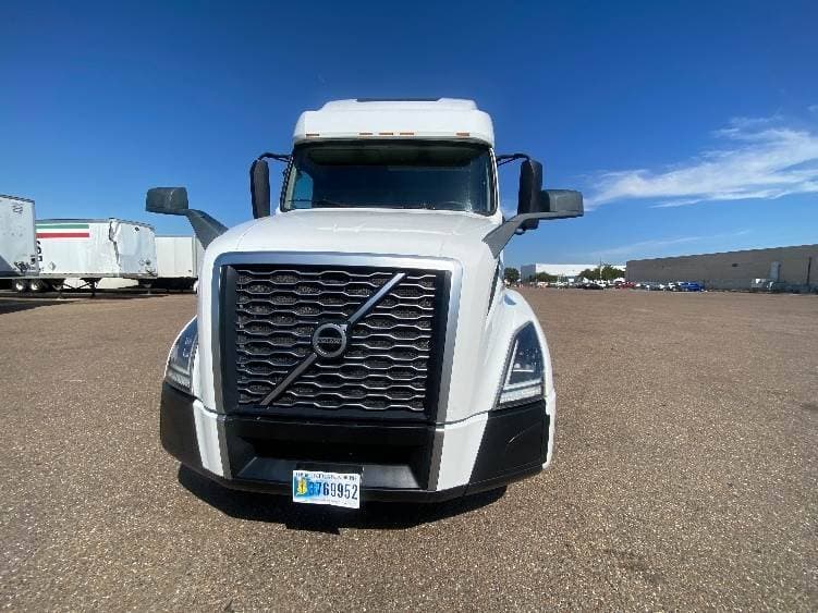 2022 Volvo VNL image 2