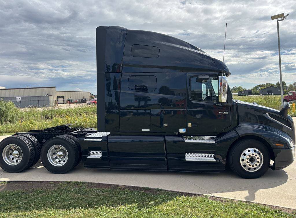 2023 Volvo VNL image 6