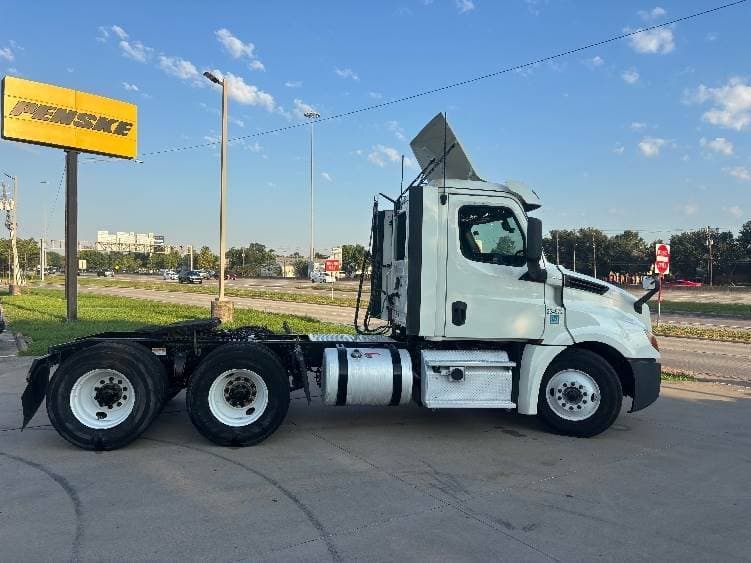 2019 Freightliner Cascadia 126 Day Cab Truck - 435HP, 12 Speed Automatic image 8