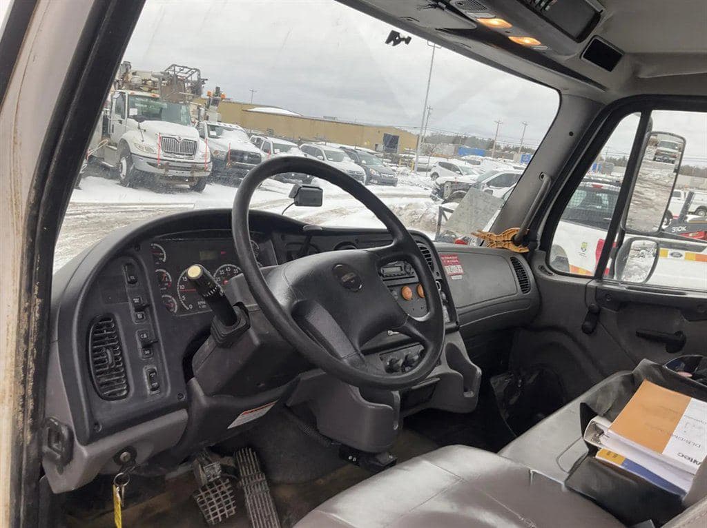 2015 Freightliner M2-106 image 5